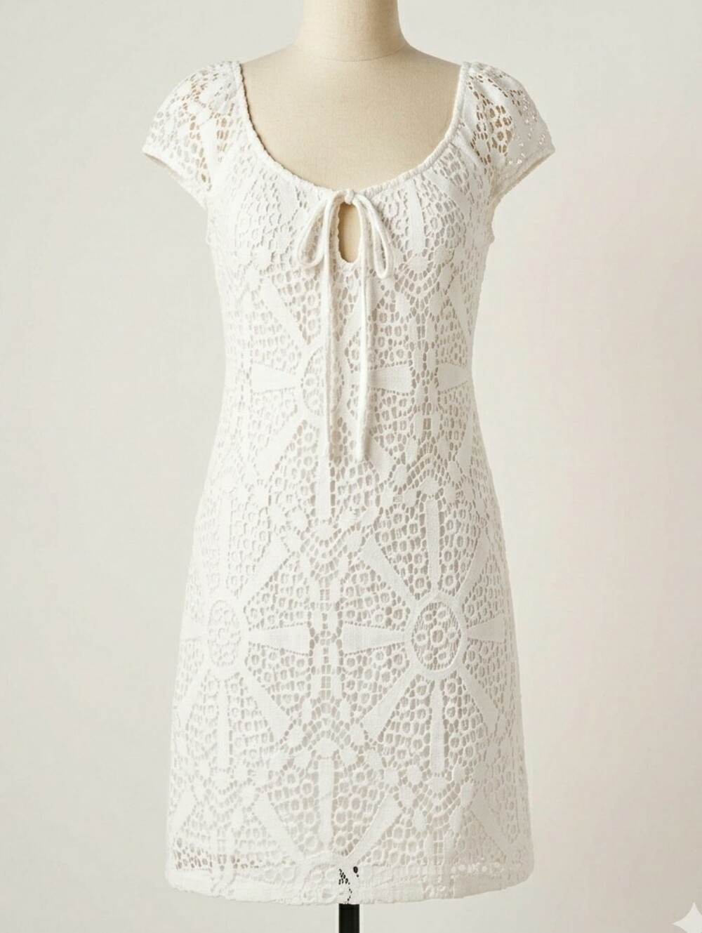 TRINA TURK White Crochet Lace Keyhole Shift Mini Dress Size Small Boho Resort
